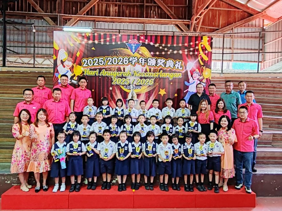 东:哥市中华小学于日前举行了2025/2026学年颁奖典礼,以表彰在学术成就、品德修养及课外活动中表现突出的学生。