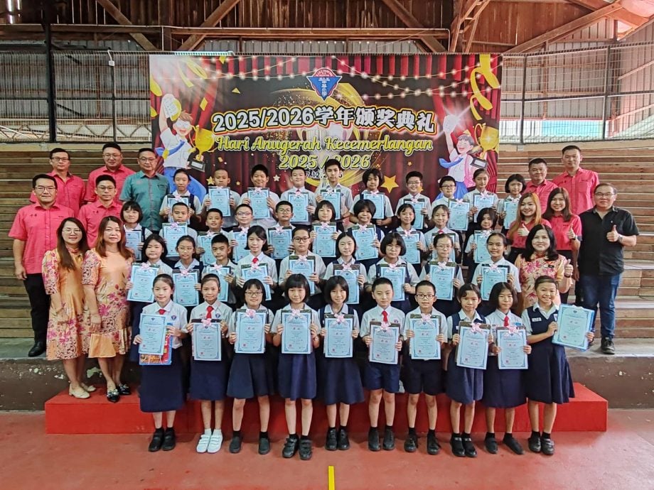 东:哥市中华小学于日前举行了2025/2026学年颁奖典礼,以表彰在学术成就、品德修养及课外活动中表现突出的学生。