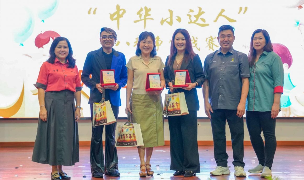 东：哥市中华小学第三届《黄鑫鸿杯》中华小达人才艺比赛隆重举行。晋级决赛的参赛学生纷纷亮相，以独唱、扯铃及舞蹈等节目展开技艺角逐，演出精彩纷呈，赢得现场观众阵阵掌声。