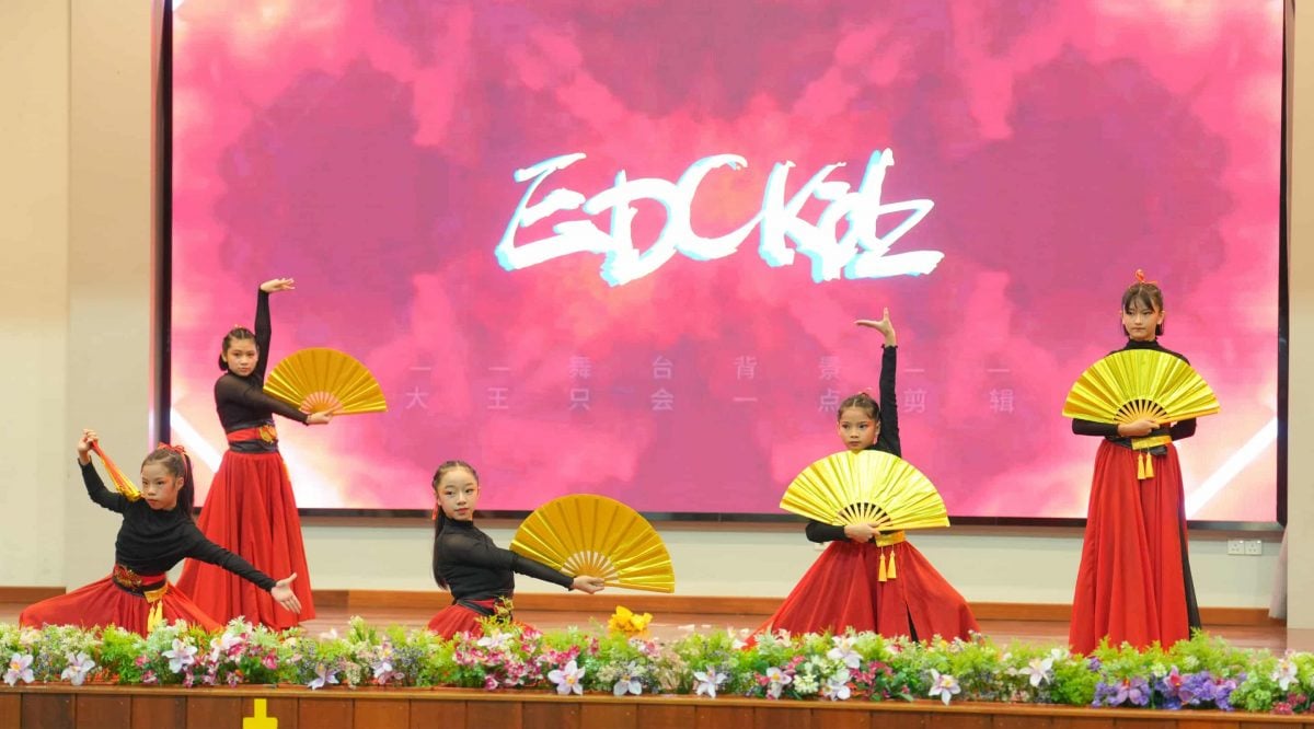 东：哥市中华小学第三届《黄鑫鸿杯》中华小达人才艺比赛隆重举行。晋级决赛的参赛学生纷纷亮相，以独唱、扯铃及舞蹈等节目展开技艺角逐，演出精彩纷呈，赢得现场观众阵阵掌声。