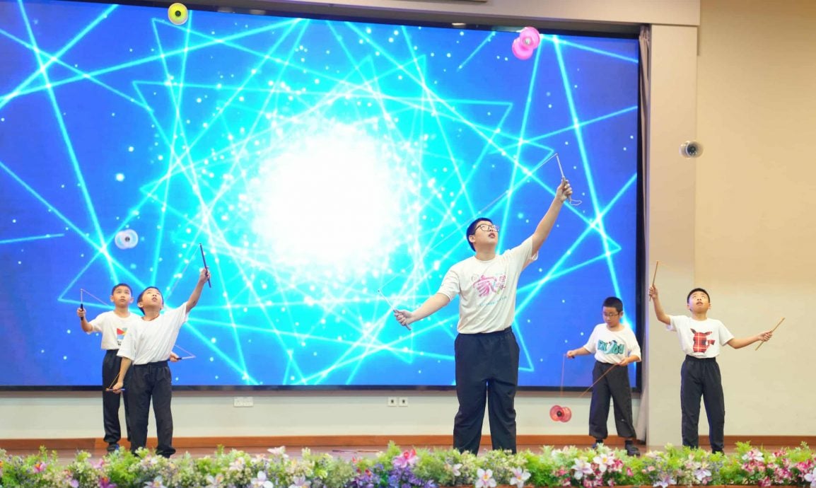 东：哥市中华小学第三届《黄鑫鸿杯》中华小达人才艺比赛隆重举行。晋级决赛的参赛学生纷纷亮相，以独唱、扯铃及舞蹈等节目展开技艺角逐，演出精彩纷呈，赢得现场观众阵阵掌声。