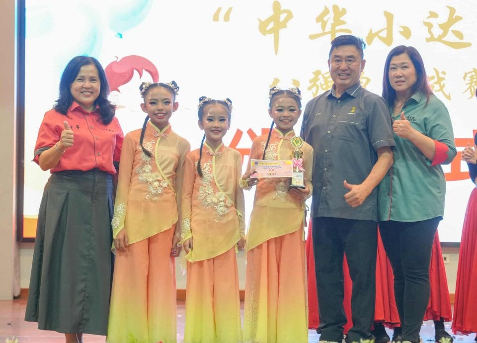 东：哥市中华小学第三届《黄鑫鸿杯》中华小达人才艺比赛隆重举行。晋级决赛的参赛学生纷纷亮相，以独唱、扯铃及舞蹈等节目展开技艺角逐，演出精彩纷呈，赢得现场观众阵阵掌声。