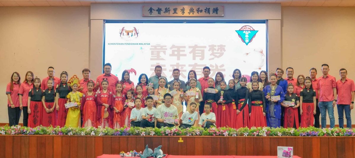 东：哥市中华小学第三届《黄鑫鸿杯》中华小达人才艺比赛隆重举行。晋级决赛的参赛学生纷纷亮相，以独唱、扯铃及舞蹈等节目展开技艺角逐，演出精彩纷呈，赢得现场观众阵阵掌声。