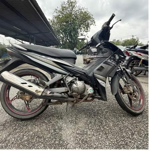 东：哥市警方扣留了5名年龄介于20多岁至40岁的本地男子，他们涉嫌在本区一带偷窃摩托车，此举也成功侦破自今年8月以来报告的5宗独立案件。