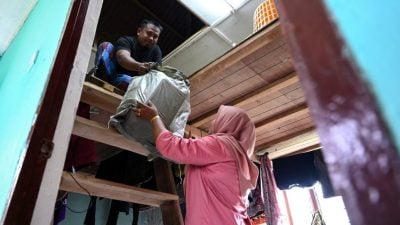 居民提前将物品移至天花板 应对雨季水灾风险