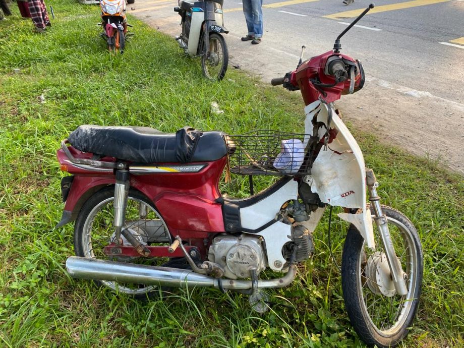 东：已签发：一名老翁骑乘摩托车到住家附近的清真寺准备进行清晨祈祷，半途却与一辆轿车发生碰撞，导致老翁头部重创当场死亡。