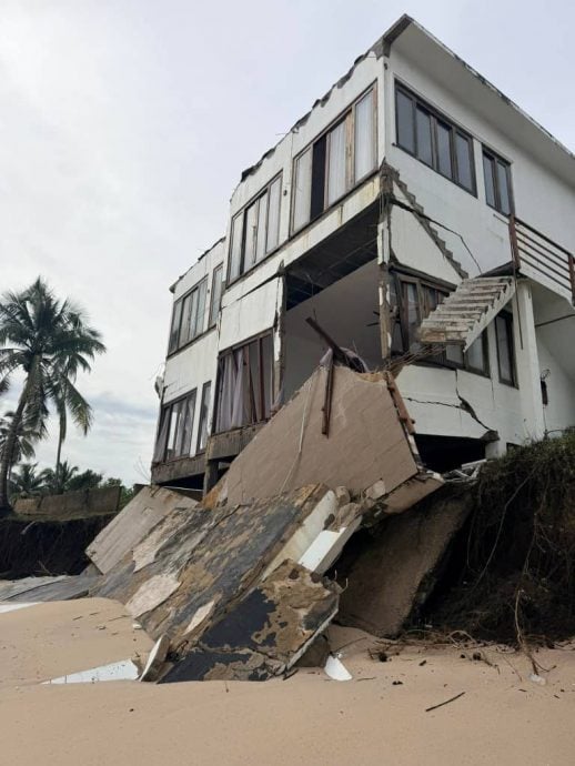 东：已签发：峇都拉吉一带的海滩遭到严重侵蚀，一栋位于甘榜孟阿邦乐格苏奥海滩及价值近100万令吉的别墅处于危急状态，随时可能倒塌。