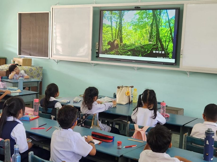 东:已签发:瓜登中华维新小学已顺利完成全校智能白板的安装工程,并将于明年新学年正式启用,以智能化教学模式全面提升课堂教学质量与学习体验。