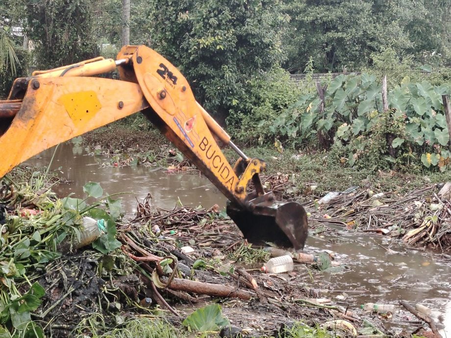 东:已签发:米昔拉州议员拿督安丹苏拉指出,为应对武吉格鲁格发生的闪电水灾问题