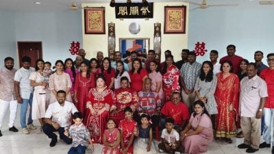 印裔新郎穿马褂娶华裔妻 办德教婚礼及敬茶仪式