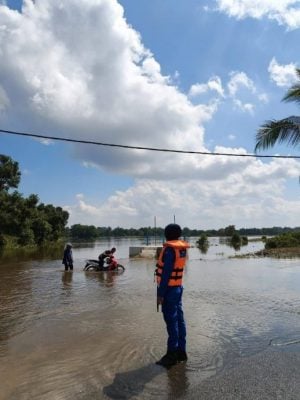 东：已签发：隶属于大马水利灌溉局的国家水灾预测及警报中心发出预警，预计本周六至周日，吉兰丹州道北和巴西富地的低洼及易发水灾地区，可能发生水灾