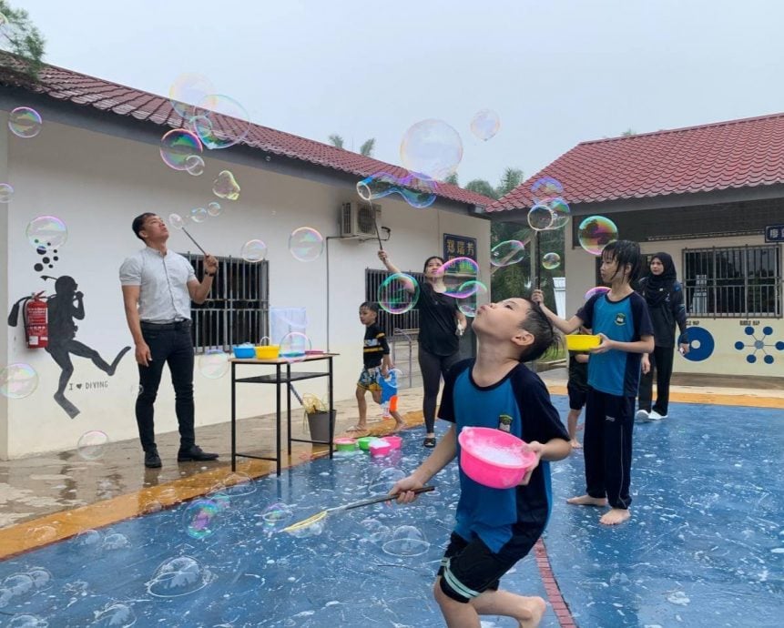 东:文德里华小欢乐庆祝儿童节 充气城堡嬉水乐翻天