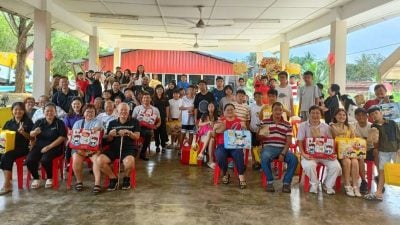 文德里华小欢乐庆儿童节 充气城堡嬉水乐翻天