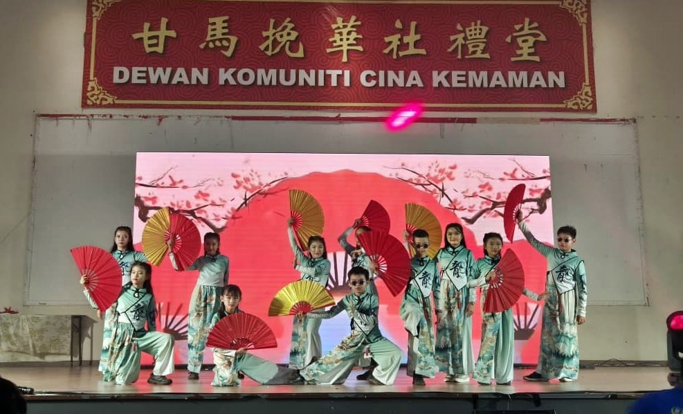 东：甘马挽挽华小校友回校日《叙旧·连心·回馈》联欢晚宴圆满落幕，近900名校友、家长及嘉宾齐聚一堂，场面热闹温馨。