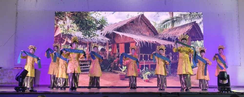 东:甘马挽挽华小校友回校日《叙旧·连心·回馈》联欢晚宴圆满落幕,近900名校友、家长及嘉宾齐聚一堂,场面热闹温馨。