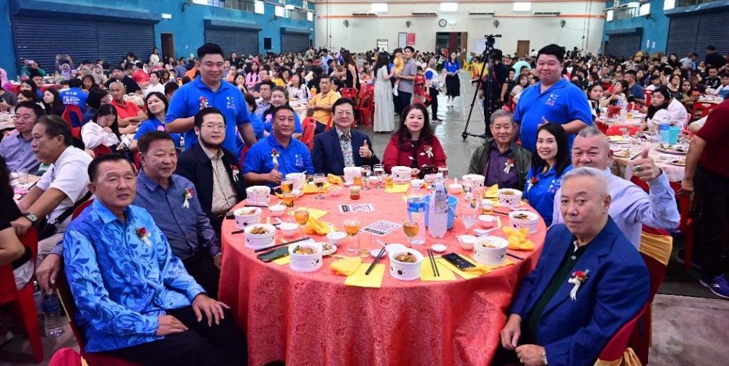 东:甘马挽挽华小校友回校日《叙旧·连心·回馈》联欢晚宴圆满落幕,近900名校友、家长及嘉宾齐聚一堂,场面热闹温馨。