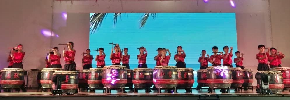 东:甘马挽挽华小校友回校日《叙旧·连心·回馈》联欢晚宴圆满落幕,近900名校友、家长及嘉宾齐聚一堂,场面热闹温馨。