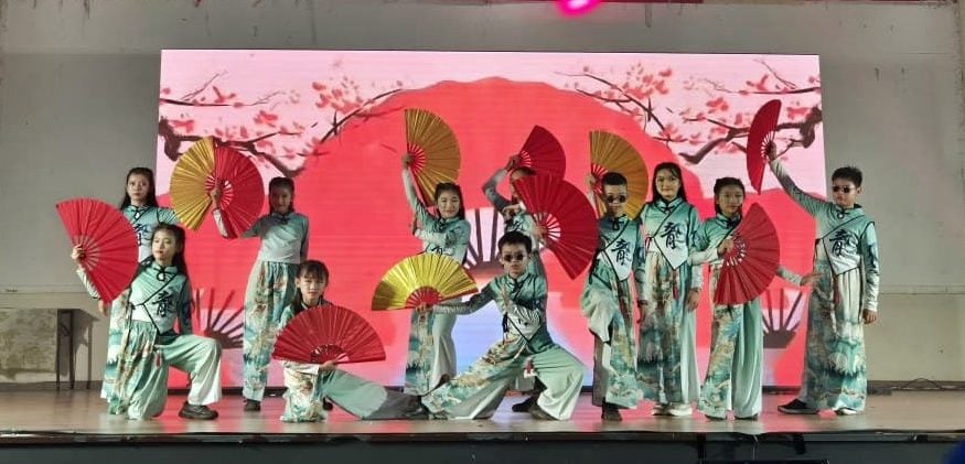 东:甘马挽挽华小校友回校日《叙旧·连心·回馈》联欢晚宴圆满落幕,近900名校友、家长及嘉宾齐聚一堂,场面热闹温馨。