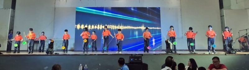 东:甘马挽挽华小校友回校日《叙旧·连心·回馈》联欢晚宴圆满落幕,近900名校友、家长及嘉宾齐聚一堂,场面热闹温馨。