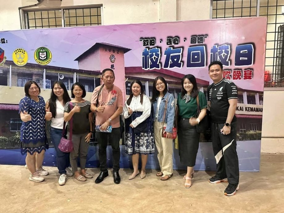 东：甘马挽挽华小校友回校日《叙旧·连心·回馈》联欢晚宴圆满落幕，近900名校友、家长及嘉宾齐聚一堂，场面热闹温馨。