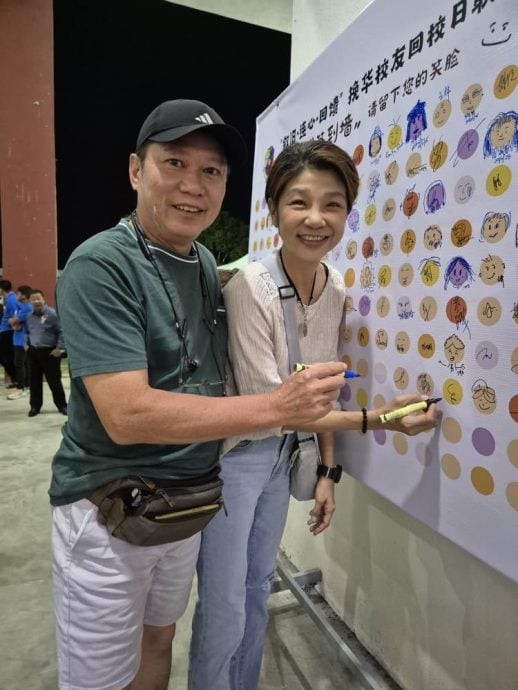 东：甘马挽挽华小校友回校日《叙旧·连心·回馈》联欢晚宴圆满落幕，近900名校友、家长及嘉宾齐聚一堂，场面热闹温馨。