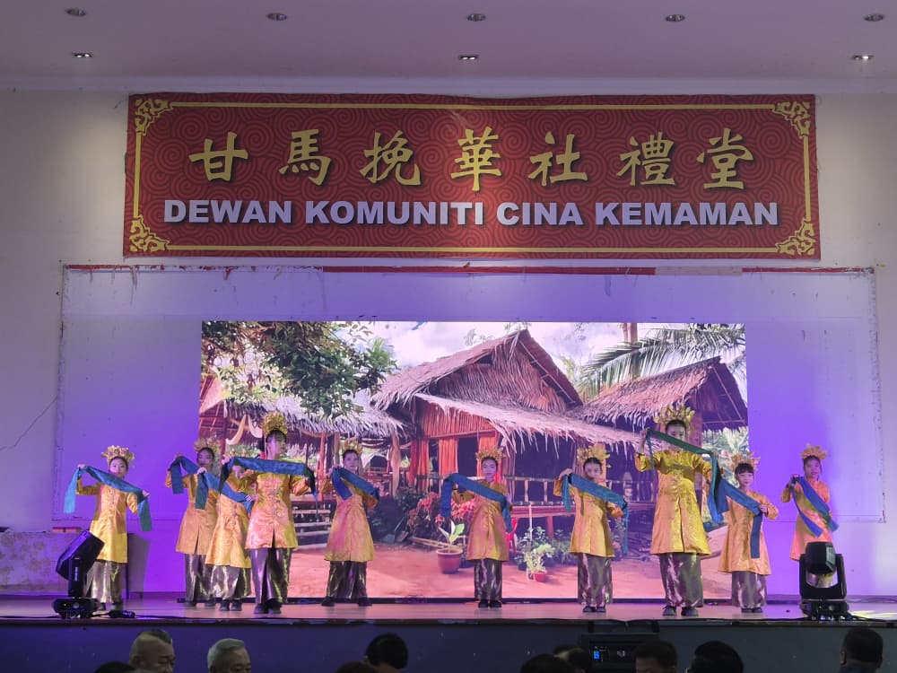 东：甘马挽挽华小校友回校日《叙旧·连心·回馈》联欢晚宴圆满落幕，近900名校友、家长及嘉宾齐聚一堂，场面热闹温馨。