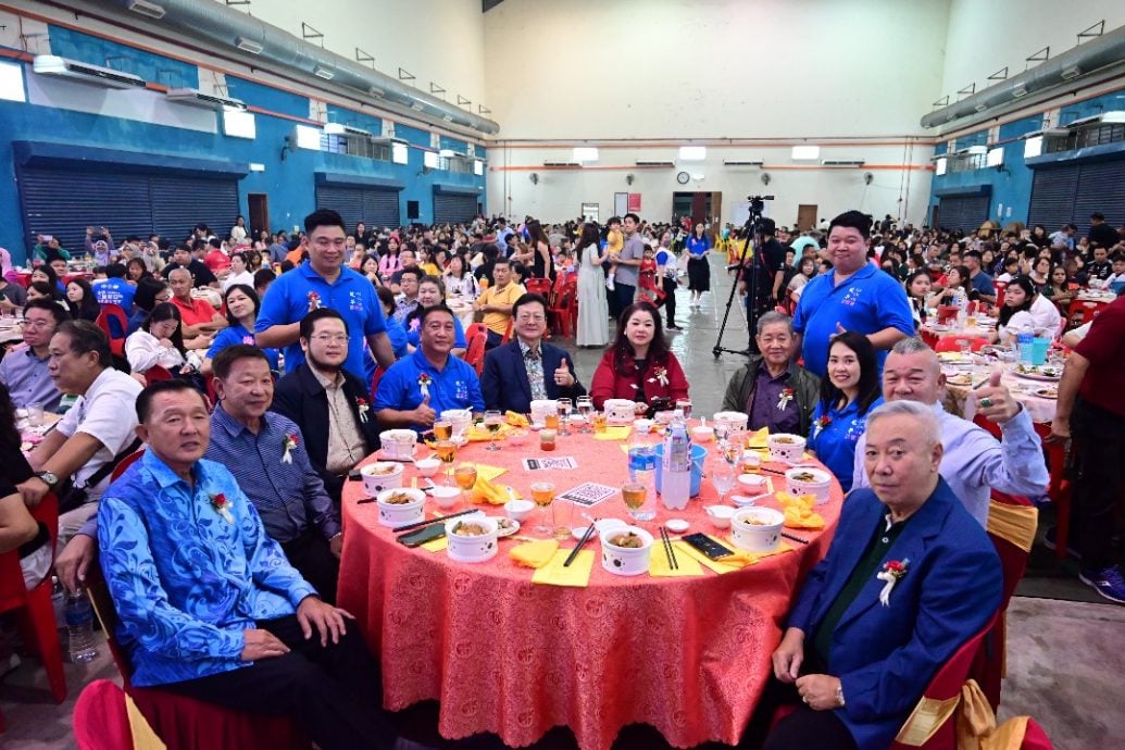 东：甘马挽挽华小校友回校日《叙旧·连心·回馈》联欢晚宴圆满落幕，近900名校友、家长及嘉宾齐聚一堂，场面热闹温馨。