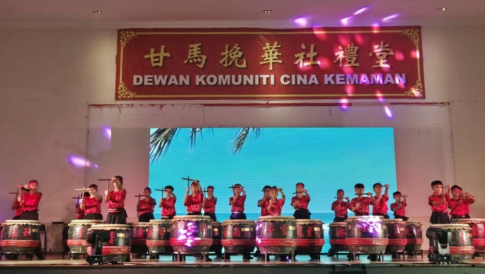 东：甘马挽挽华小校友回校日《叙旧·连心·回馈》联欢晚宴圆满落幕，近900名校友、家长及嘉宾齐聚一堂，场面热闹温馨。