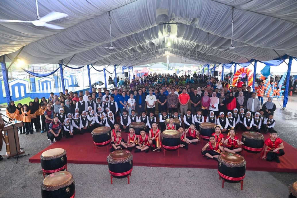 东:登嘉楼皇家警察部队主办,登州华社322行动委员会协办的“Fiesta Sinergi 360°”嘉年华圆满举行