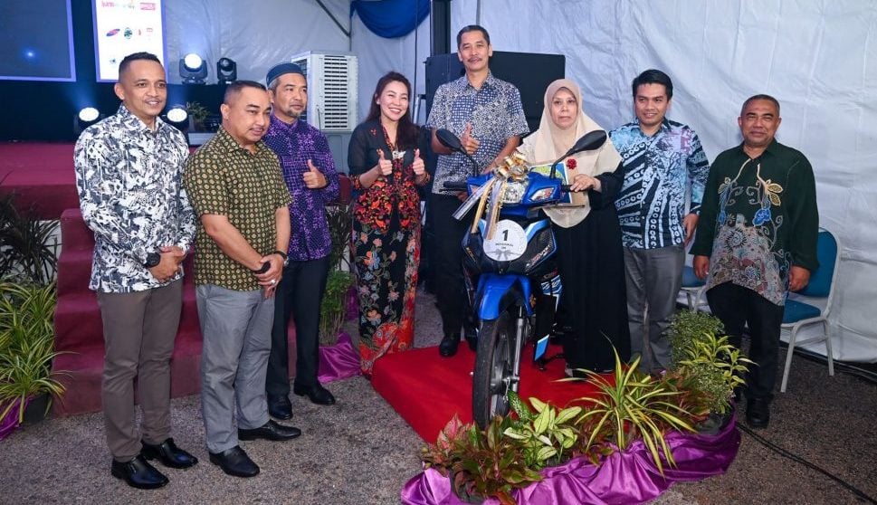 东：登嘉楼皇家警察部队主办，登州华社322行动委员会协办的“Fiesta Sinergi 360°”嘉年华圆满举行