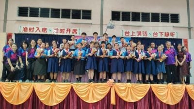 积罗华小毕业礼恳亲晚会   师生家长共享喜悦