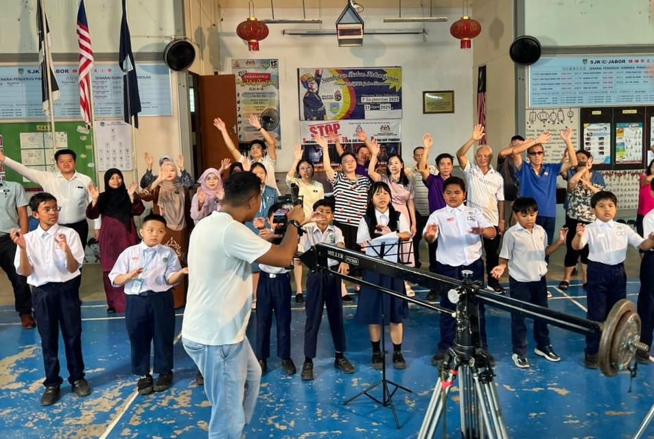 东：雅姆小学将在明年迎来创校75周年，首次举办校庆暨筹款晚宴，为购置校车筹集资金，以解决学生上下学交通不便的问题，并期望借此稳定未来的学生来源。