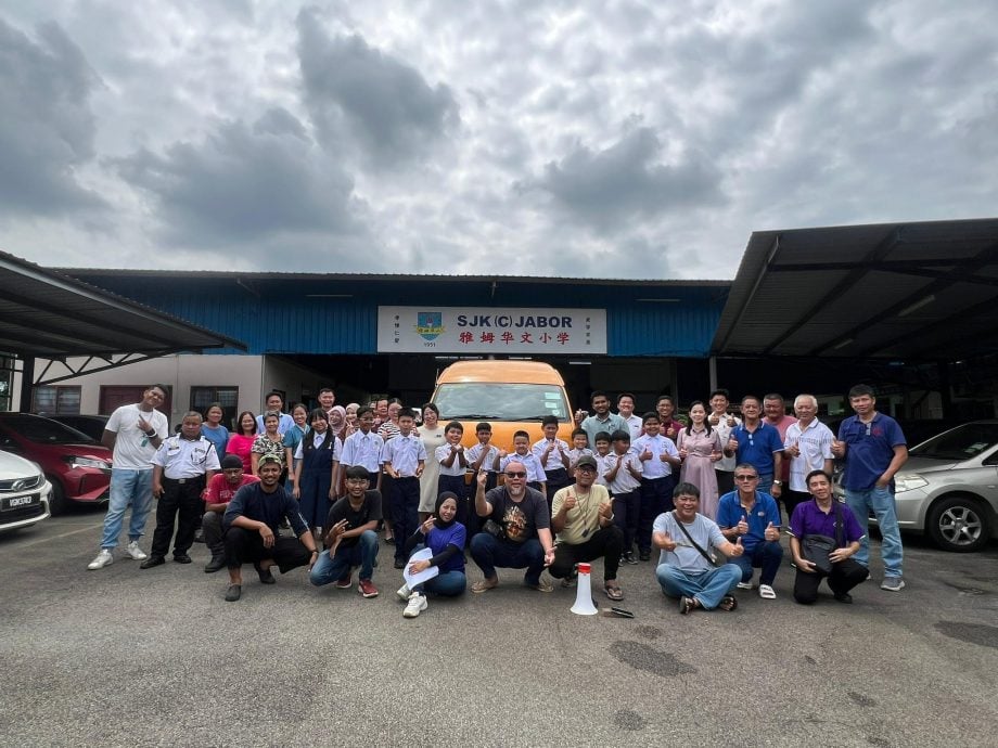 东：雅姆小学将在明年迎来创校75周年，首次举办校庆暨筹款晚宴，为购置校车筹集资金，以解决学生上下学交通不便的问题，并期望借此稳定未来的学生来源。