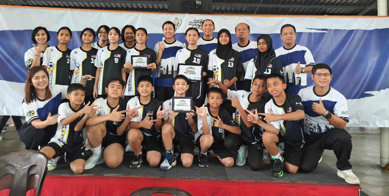 东：马樟凤凰合球俱乐部派出2支球队参加“第4届全国小学合球锦标赛”，这也是继11月初在吉兰丹州青年及体育局综合体育中心举办4人合球赛后，该俱乐部参与的另一项赛事。