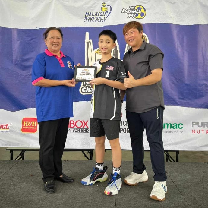 东：马樟凤凰合球俱乐部派出2支球队参加“第4届全国小学合球锦标赛”，这也是继11月初在吉兰丹州青年及体育局综合体育中心举办4人合球赛后，该俱乐部参与的另一项赛事。