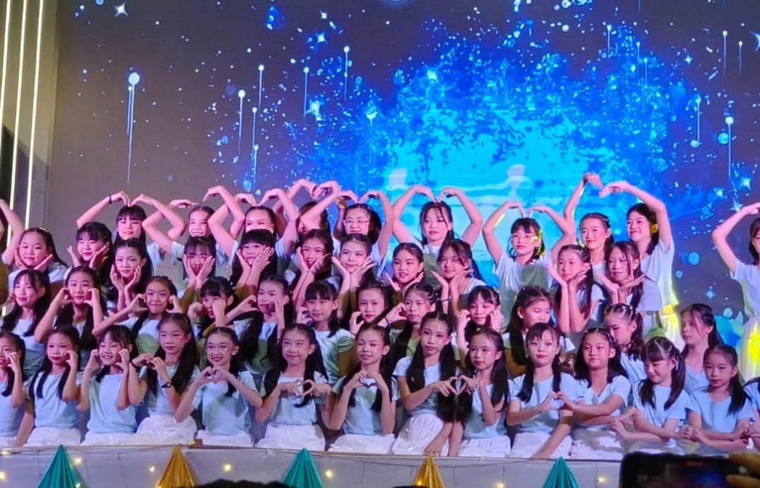 东:(已发布)中华一校毕业暨颁奖典礼 董家协家长共同见证 为毕业生献祝福