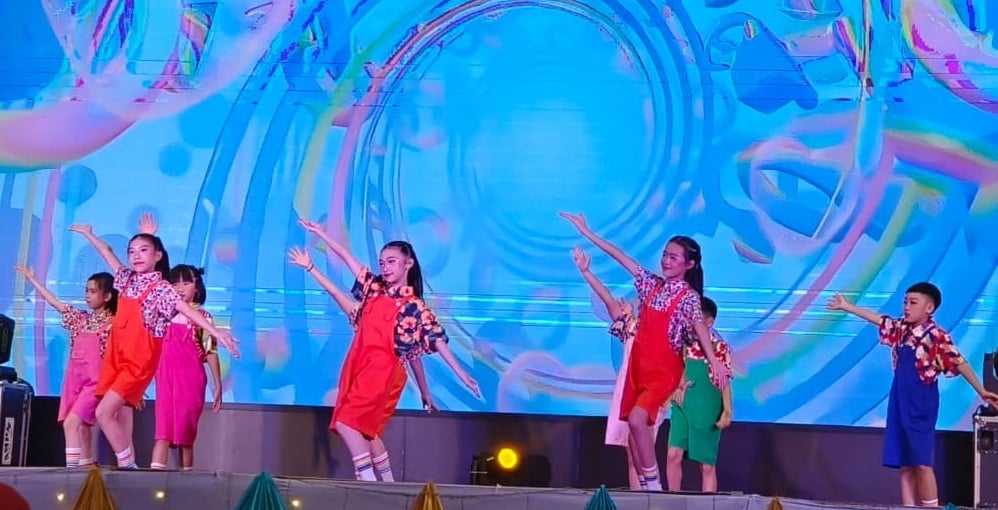 东:(已发布)中华一校毕业暨颁奖典礼 董家协家长共同见证 为毕业生献祝福