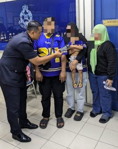 东：（已签发）乌龙父母用餐后驾车离开，把2岁儿子留在餐馆