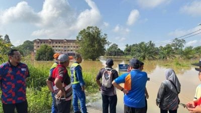 免水灾阻碍SPM考试  民防队载13师生进考场