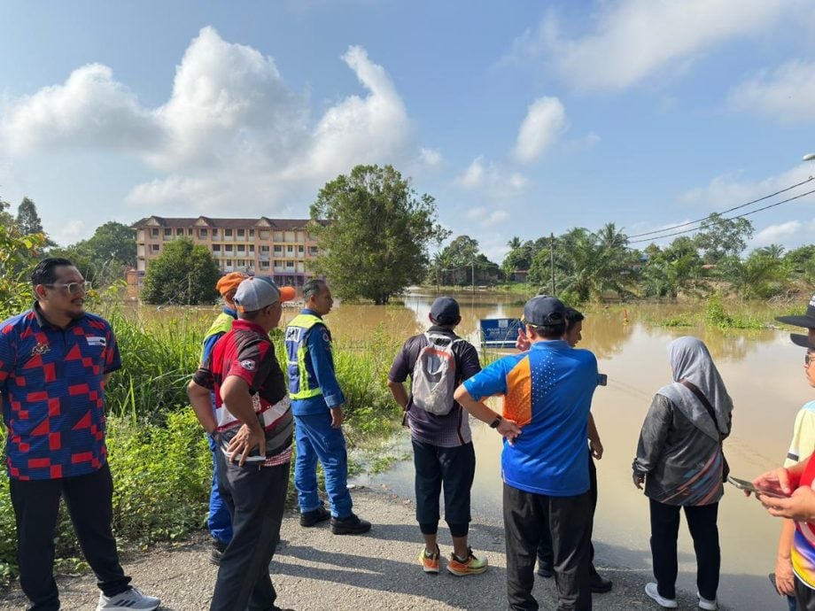 东：（已签发）免水灾阻碍SPM考试，民防队载13师生进考场