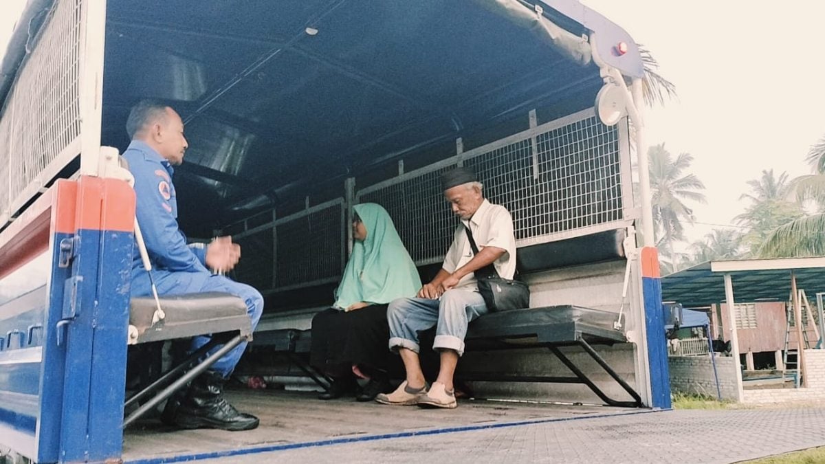 东：（已签发）免水灾阻碍SPM考试，民防队载13师生进考场