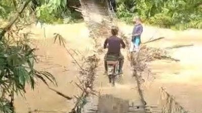 加叻新村后山吊桥被淹没 仍冒险使用进出