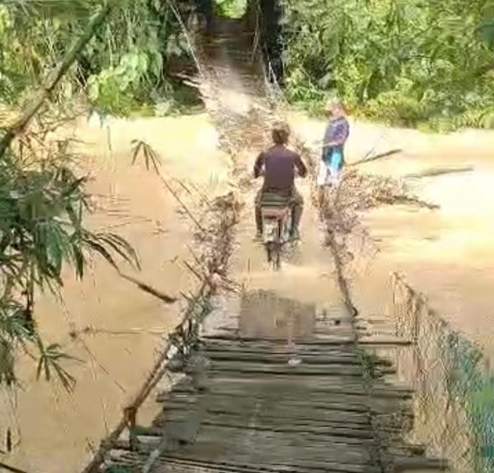 东：（已签发）冒险使用被河水淹没的吊桥进出