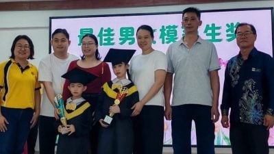 启文上午校学前班26学生毕业 李汶轩 廖思媛荣膺男女模范生