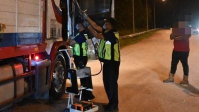 彭环境局 警方 陆交局 联合查车辆尾气排放 