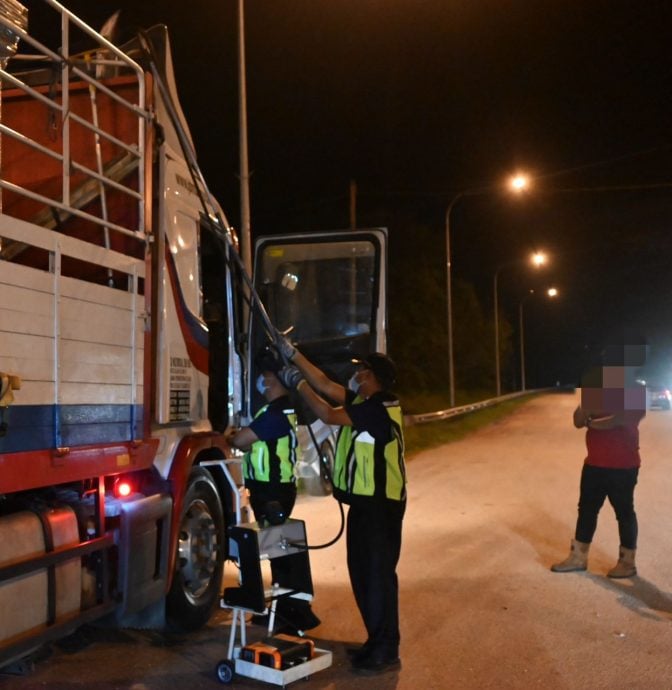 东:(已签发)彭环境局 联合执法行动周查车辆尾气排放