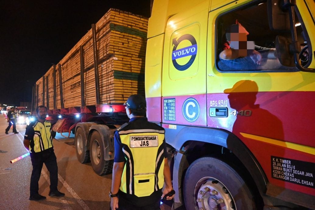 东:(已签发)彭环境局 联合执法行动周查车辆尾气排放