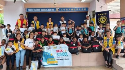 麦当劳叔叔之家派上学用品    文冬县7华小1淡小学生受惠