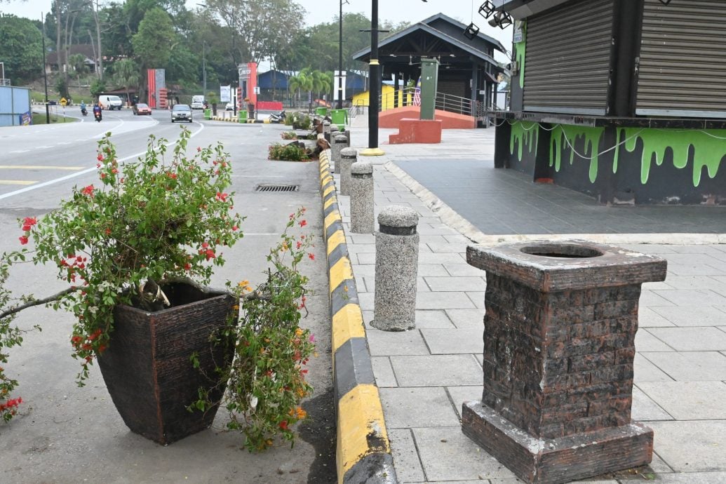 东:(已签发)淡马鲁河畔公园2景观设施和花盆遭破坏