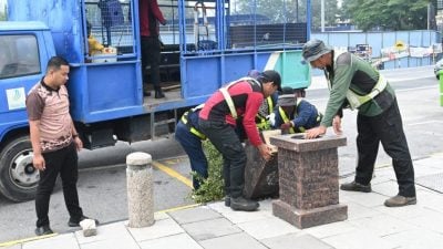 淡马鲁河畔公园 2景观设施和花盆遭破坏